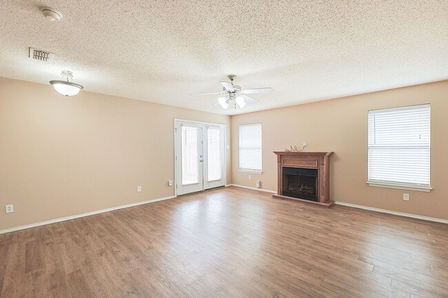 Building Photo - Don't miss this 2 Bedroom Duplex
