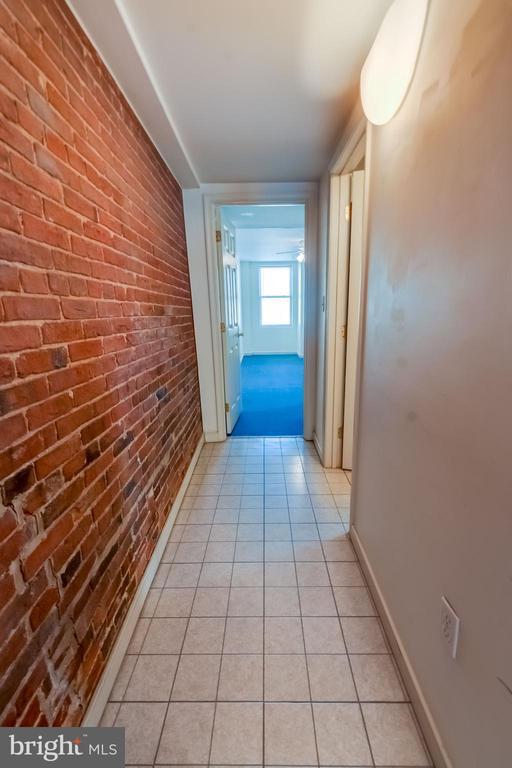 Building Photo - 906 S Charles St