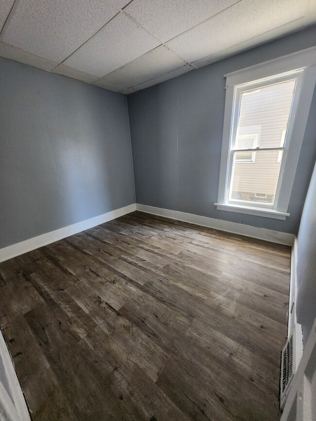 Building Photo - Lower 3 bedroom unit