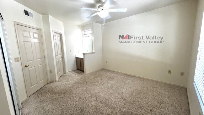 Building Photo - 2 Bedrooms, 2 Baths