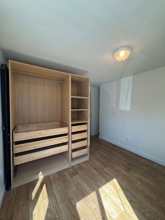 Building Photo - PET FRIENDLY FULLY FENCED