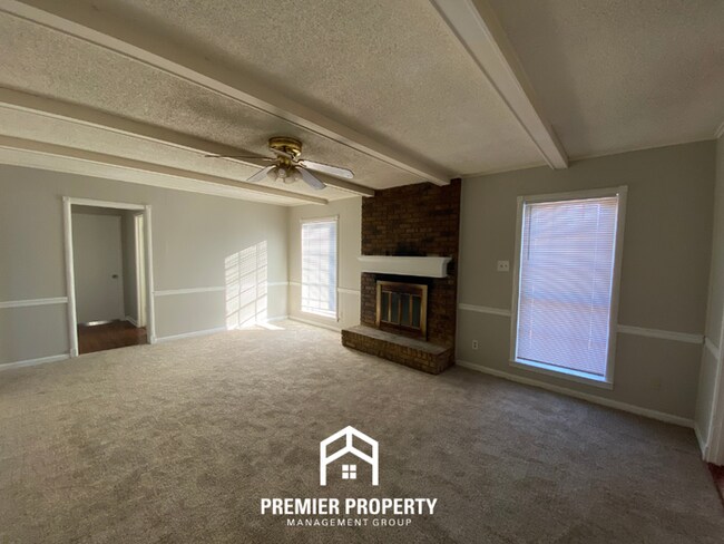 Building Photo - Spacious 4BR/2BA Memphis Home with Den, Fireplace & 2-Car Garage