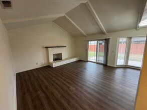 Building Photo - Reedley 3 Bedroom House