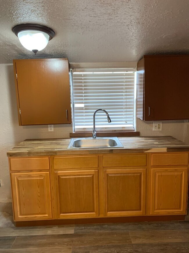 Building Photo - Two Bedroom Home Close to Medical Center