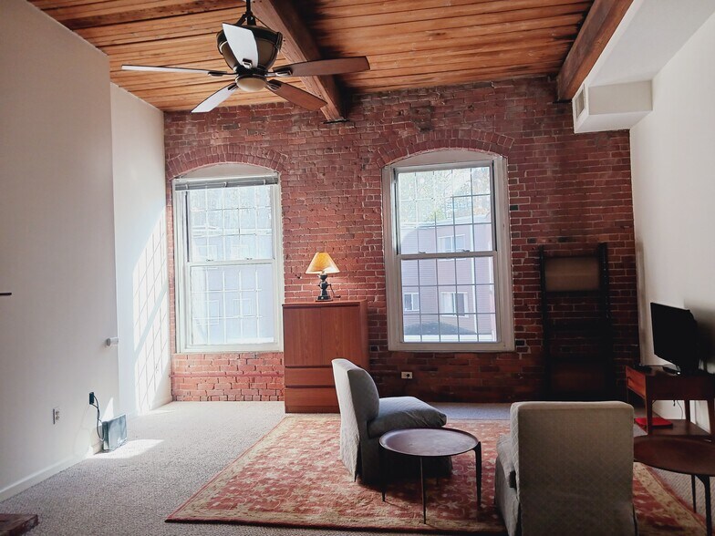 Living room - 124 College St