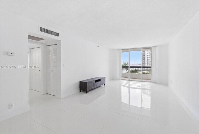 Building Photo - 19195 Mystic Pointe Dr