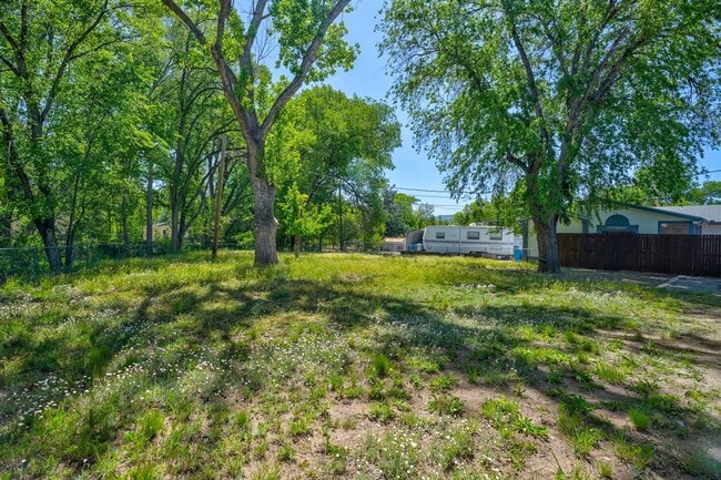 Building Photo - Huge Backyard Close to Downtown Prescott!