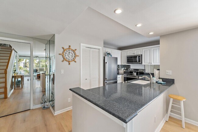 Building Photo - 353 S US Hwy 1