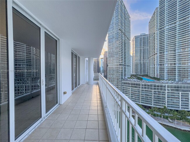 Building Photo - 801 Brickell Key Blvd