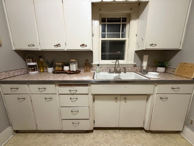 Building Photo - 2 bed, 1 bath home for rent in Waterloo