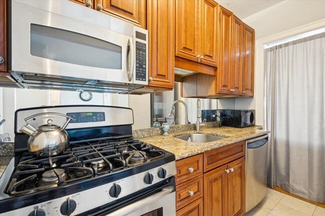 Building Photo - 2000 N Lincoln Park W