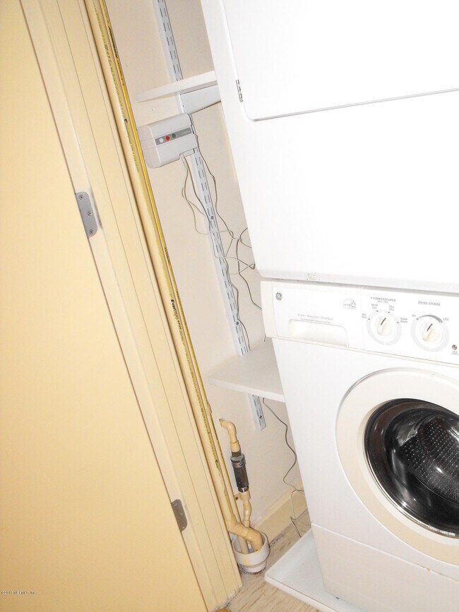 Building Photo - 1661 Riverside Ave