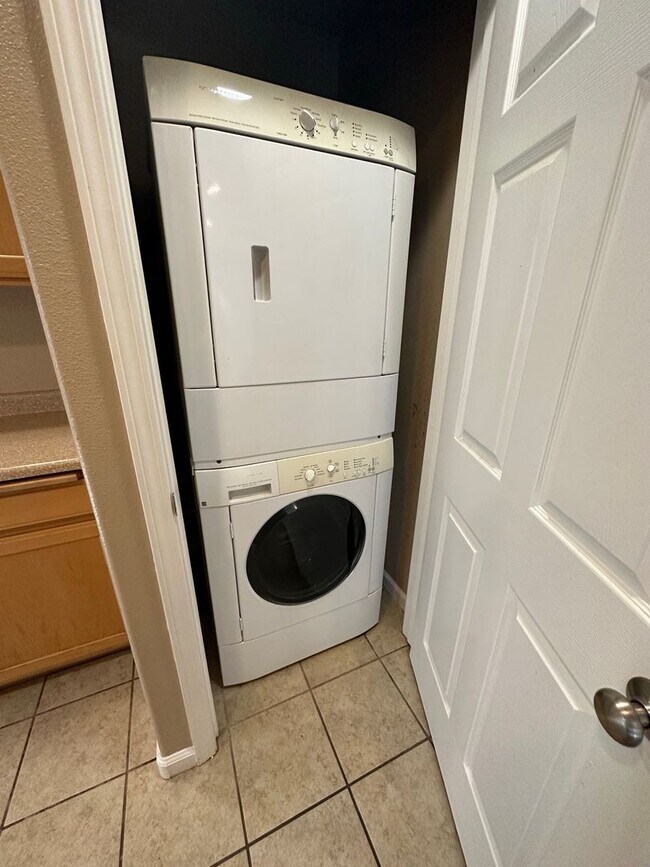 Building Photo - 1149 W 3rd St