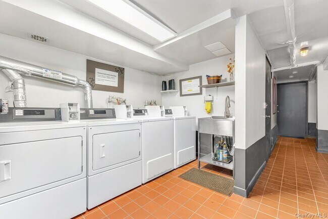 Building Photo - 348 E 89th St