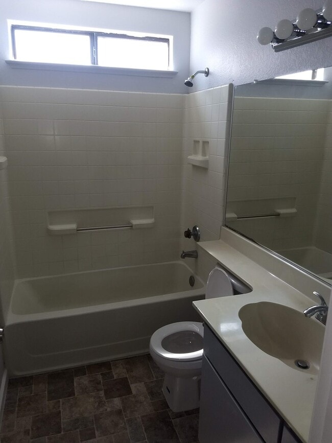Building Photo - Updated 3 Bedroom Home