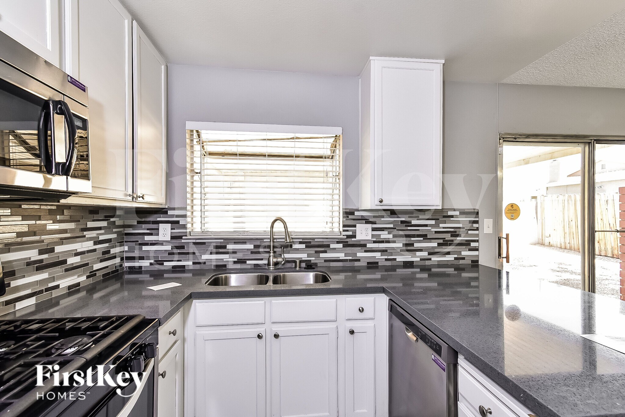 Building Photo - 1613 Amboy Dr