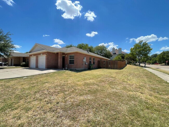 Building Photo - Charming 3/2 Duplex with Garage — No Carpet, Fenced Yard!