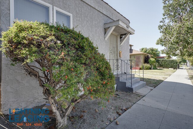 Building Photo - 6417 S Van Ness Ave