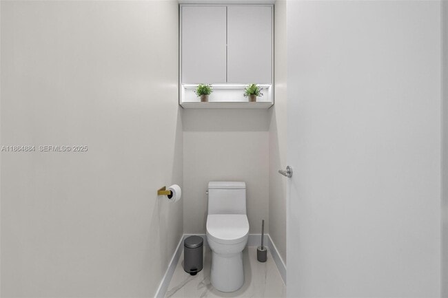 Building Photo - 700 NE 24th St