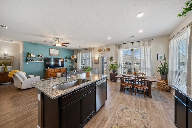 Building Photo - 11947 Sunshine Park Dr N