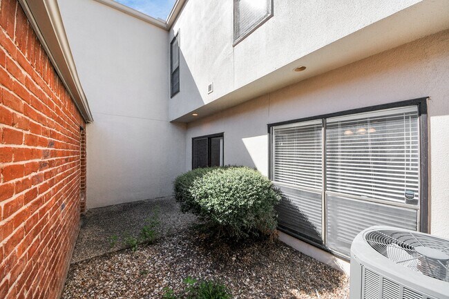 Building Photo - 2468 Bering Dr