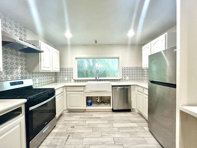 Building Photo - Updated 3 Bed / 2 Bath home with Single Car Garage in Farmington