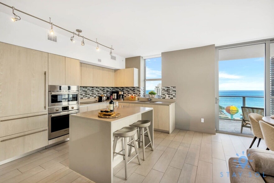 Building Photo - 4010 S Ocean Dr