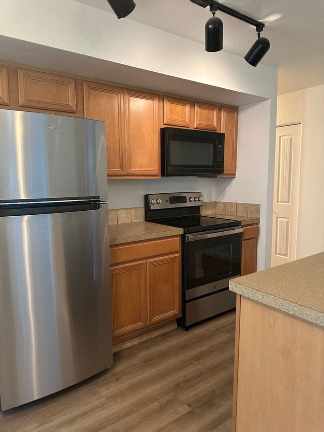 Building Photo - Cute 3 bedroom, 2 bath townhome with Community Pool in Boise