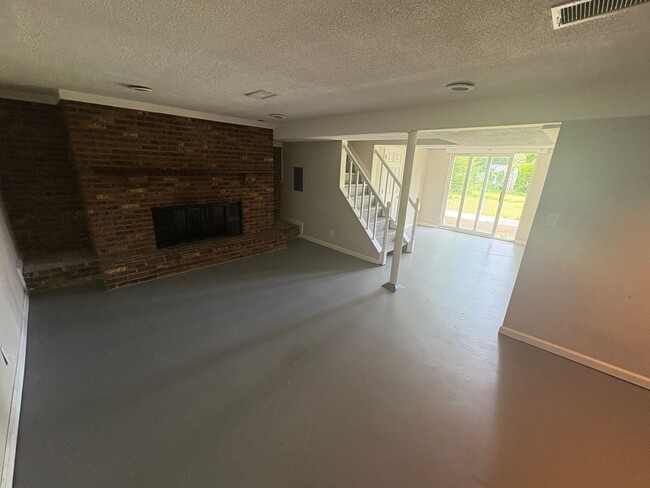 Building Photo - Amazing 3 bedroom 2 bathroom house availab...