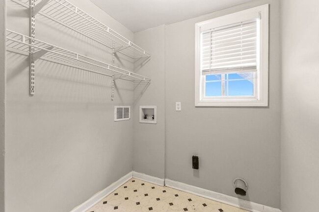 Building Photo - Charming Flowery Branch Home!