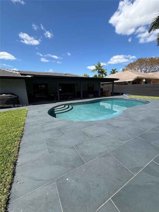 Building Photo - 1304 Stratford St