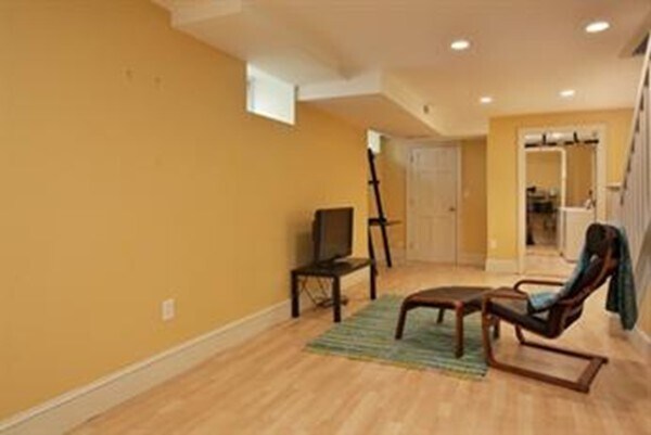 Building Photo - 11 Lester Pl