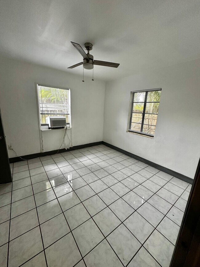 Building Photo - 1418 SW 27th St