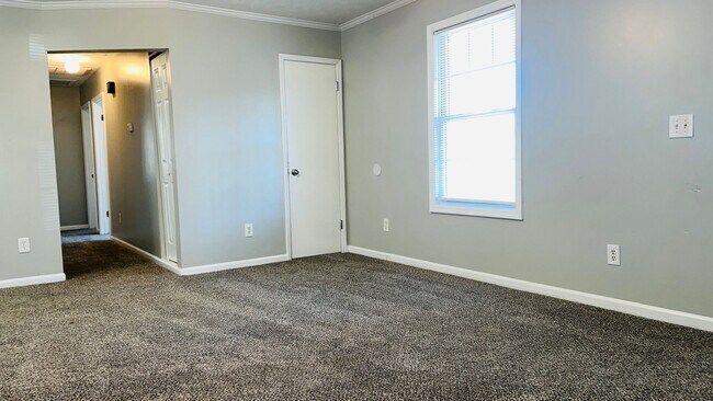 Building Photo - Completely updated 3 bedroom 2 bath home in Lagrange! Must see!