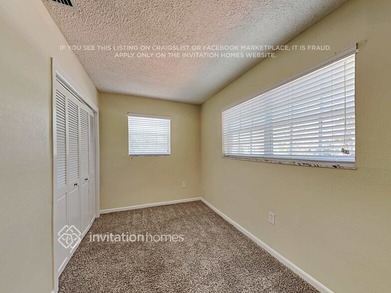 Building Photo - 3820 S Lake Terrace