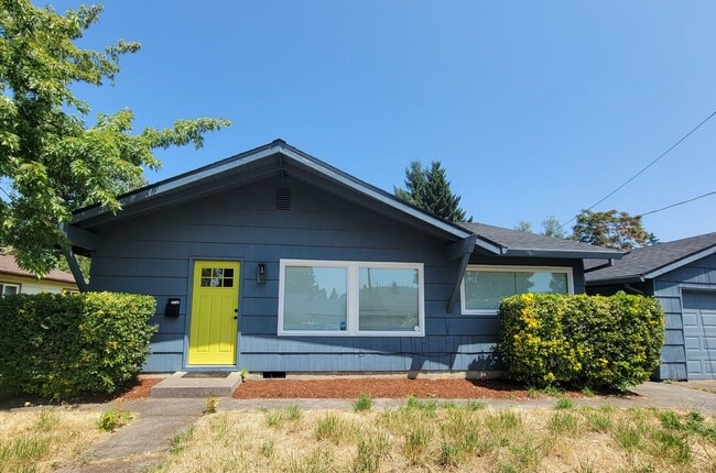 Building Photo - Captivating 3BD/1BA Home with Spacious Yar...