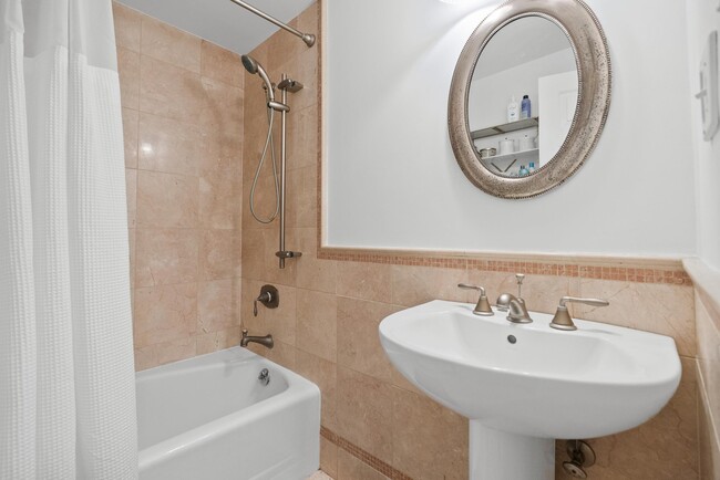 Building Photo - 400 S Lee St