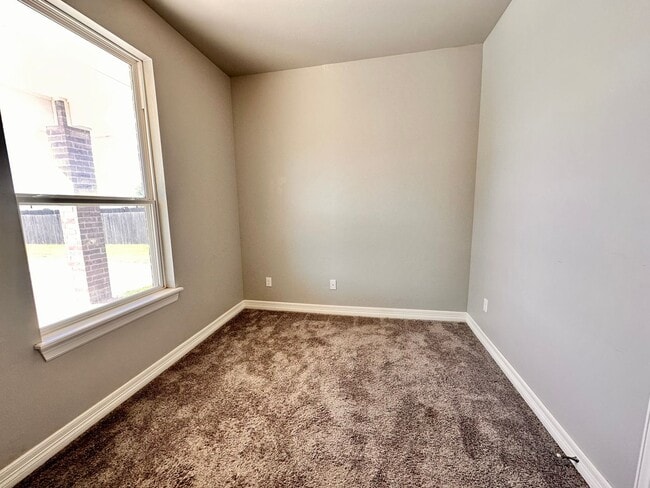 Building Photo - Spacious 4-Bedroom Home with Pool in Yukon