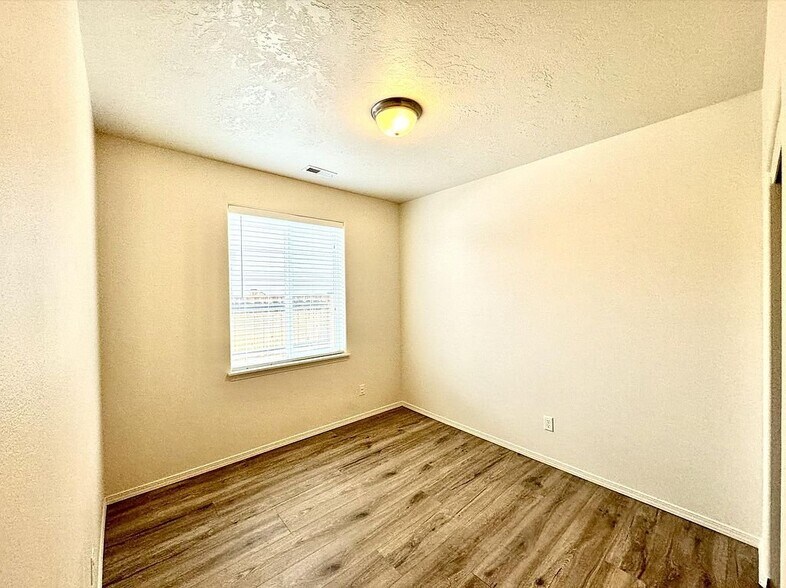 Building Photo - 21123 SE Azalia Ave