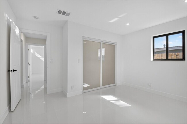 Building Photo - 513 Lindell Blvd