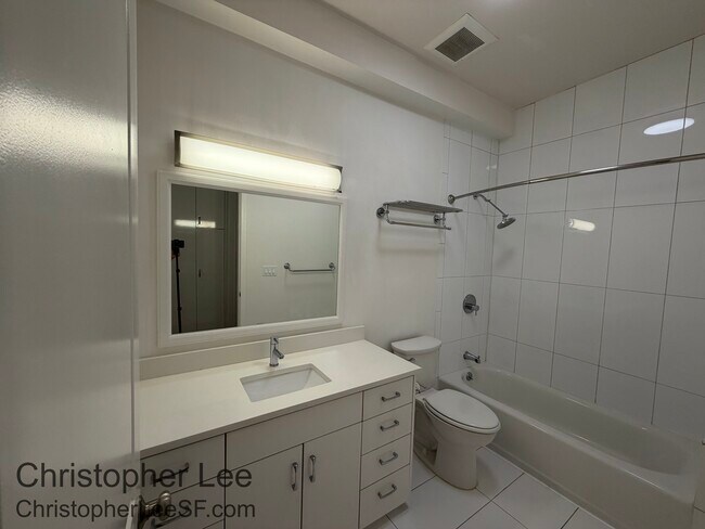 Building Photo - 2110 Baker St