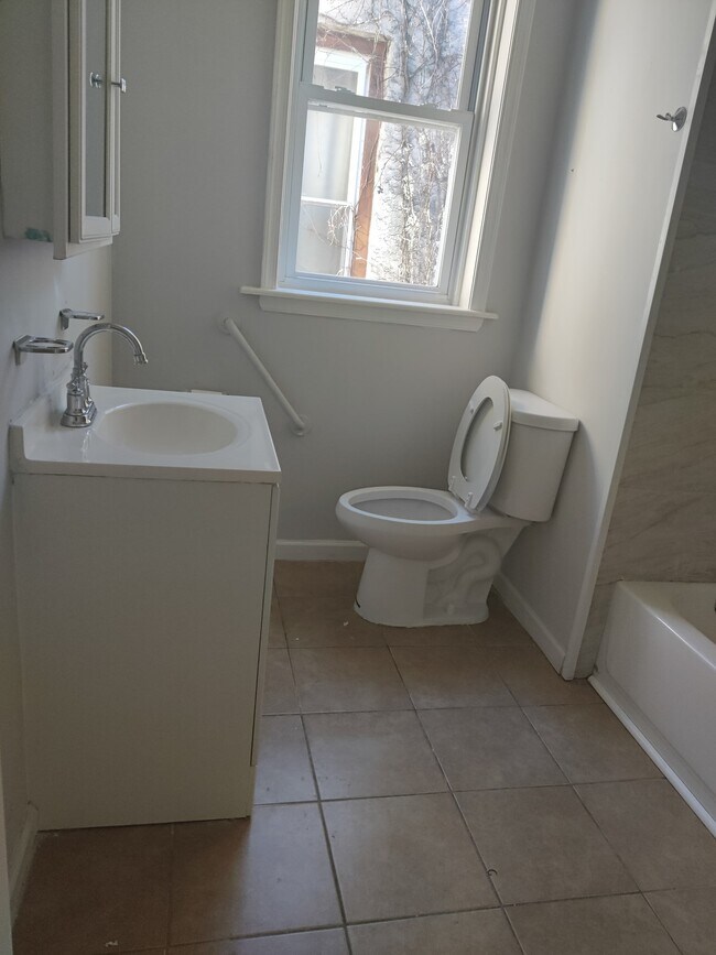 Building Photo - 1414 W Pacific St