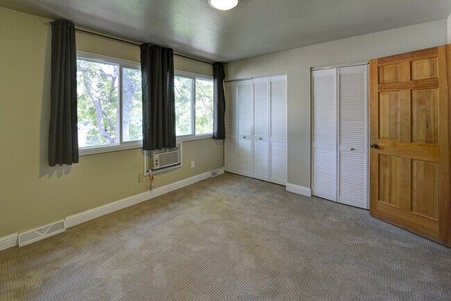 Building Photo - Updated 3 Bed 2.5 Bath North Boulder Townhome!