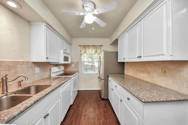 Building Photo - 6334 Chevy Chase Dr