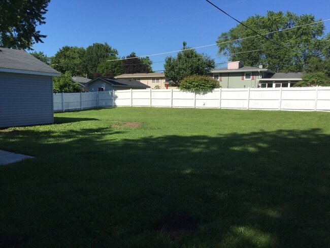 Building Photo - 2 Sweetbriar Ct