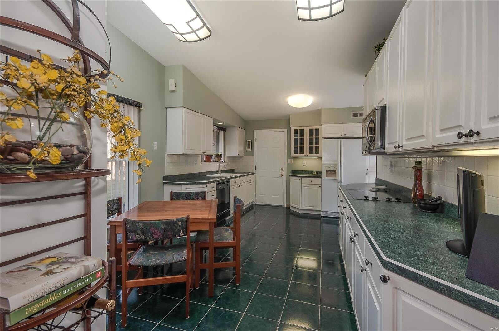 Kitchen - 9030 Old Bonhomme Rd