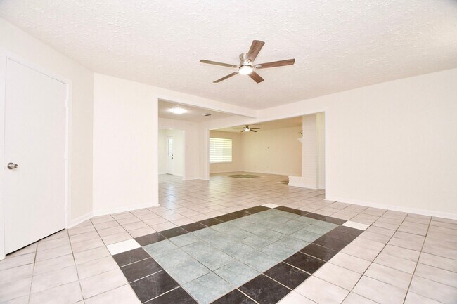 Building Photo - 16823 Cobble Ridge Dr