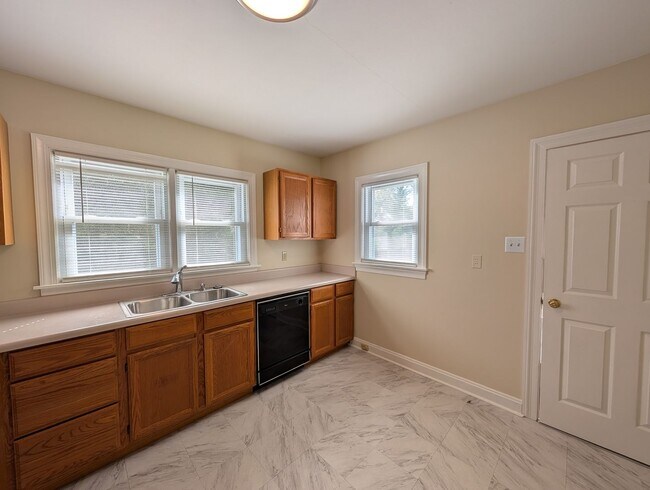 Building Photo - Fabulous Location - Black Mountain Rental