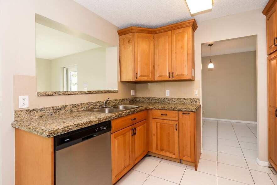 Building Photo - 9429 Saddlebrook Dr