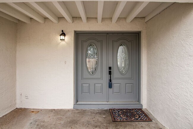 Building Photo - Beautifully updated Ranch Style Home